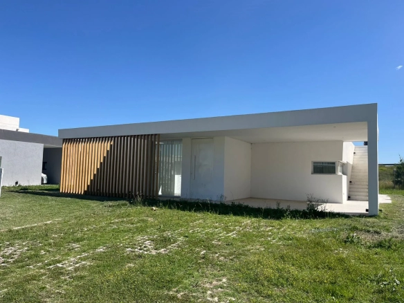 Moderna Casa en Alquiler en Canning con 3 dormitorios, ubicado en el barrio Lares de Canning