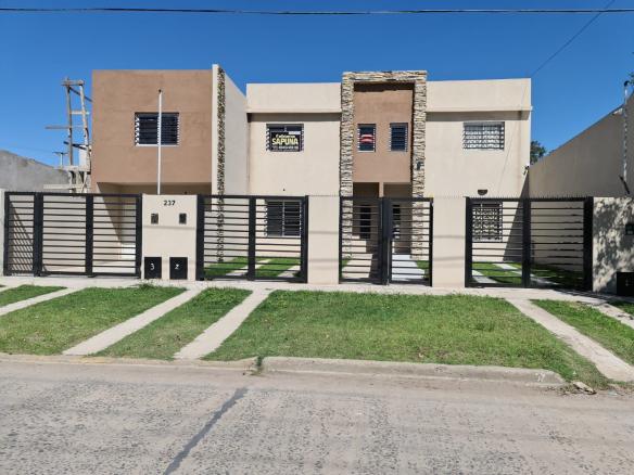 Duplex de 3 ambientes con patio jardín y parrilla en venta en San Vicente