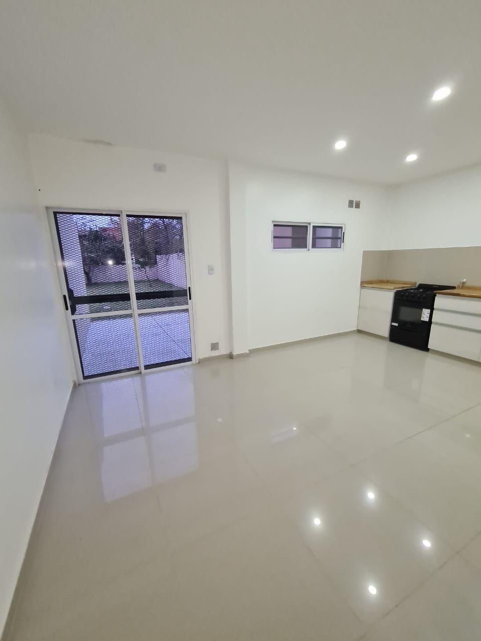 Duplex de 3 ambientes con patio jardín y parrilla en venta en San Vicente