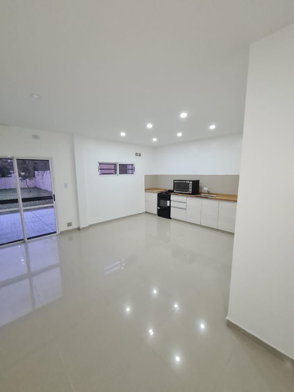 Duplex de 3 ambientes con patio jardín y parrilla en venta en San Vicente
