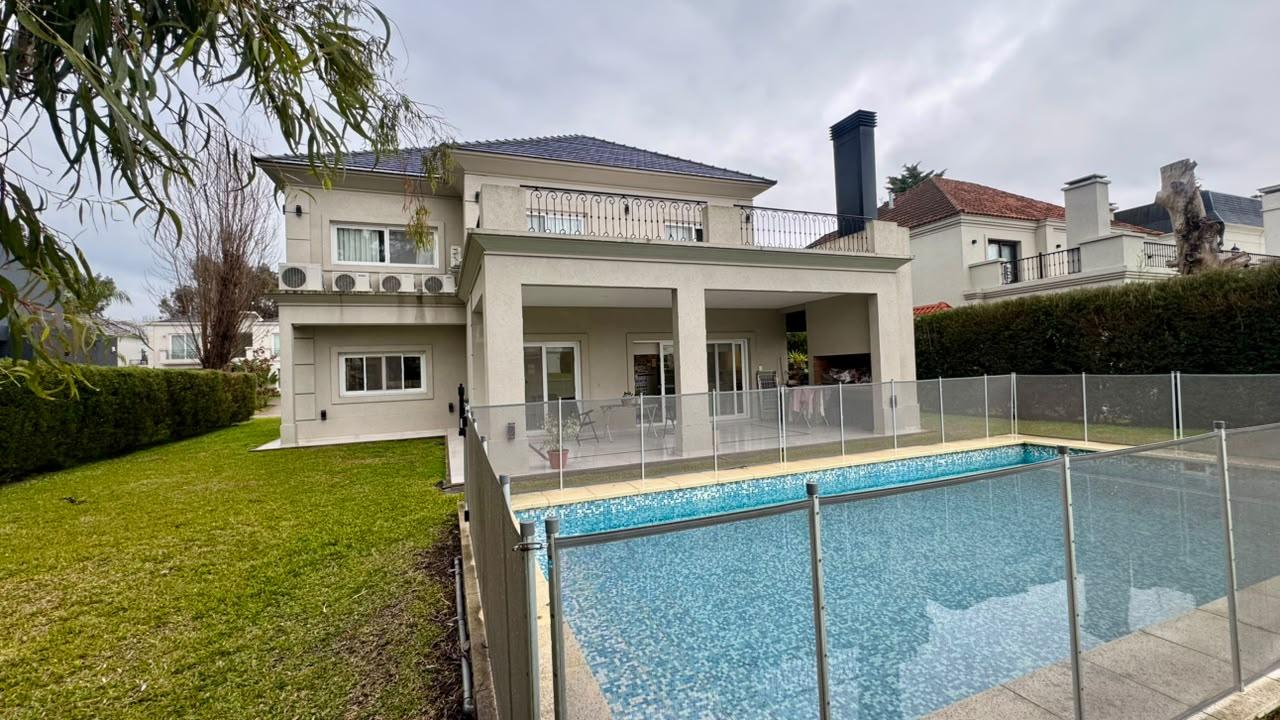 Casa de estilo clásico de 5 ambientes en venta en Saint Thomas Oeste Canning