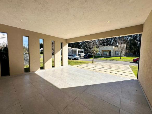 Alquiler y Venta en Canning Barrio Santa Inés Casa moderna con 4 dormitorios quincho y pileta