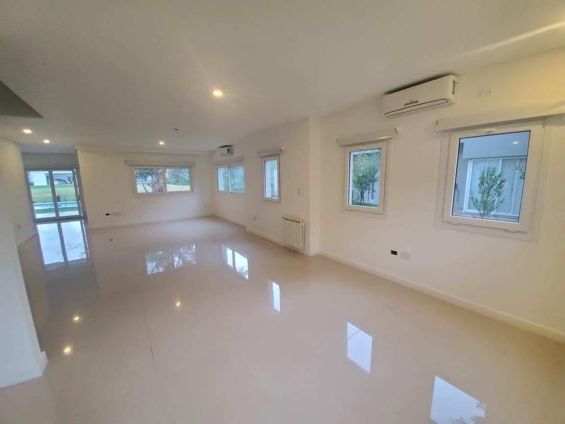 Casa de estilo clásico de 5 ambientes en venta en Saint Thomas Oeste Canning