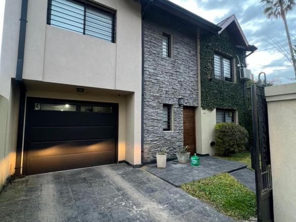 Venta de Casa moderna de 6 ambientes con pileta en La Unión Ezeiza