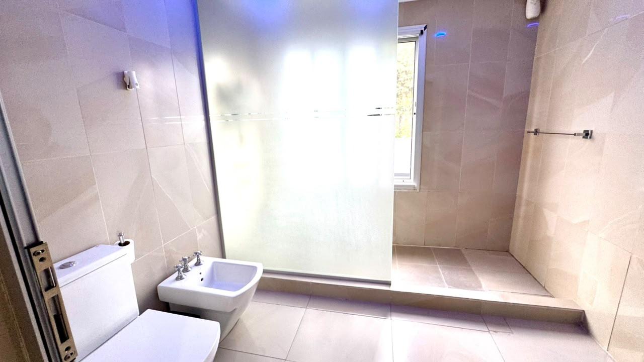 Casa con 4 dormitorios en venta en Los Naranjos I Canning