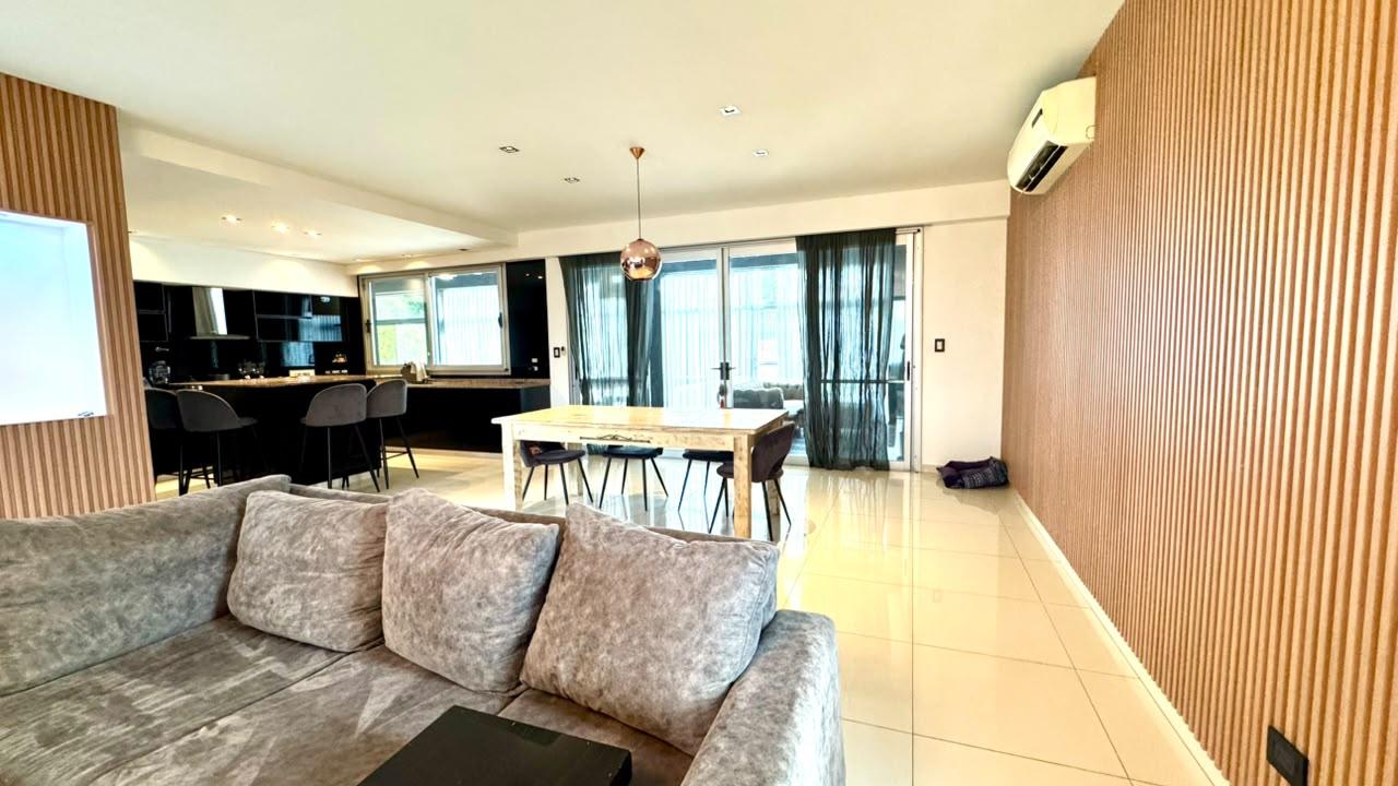 Casa con 4 dormitorios en venta en Los Naranjos I Canning