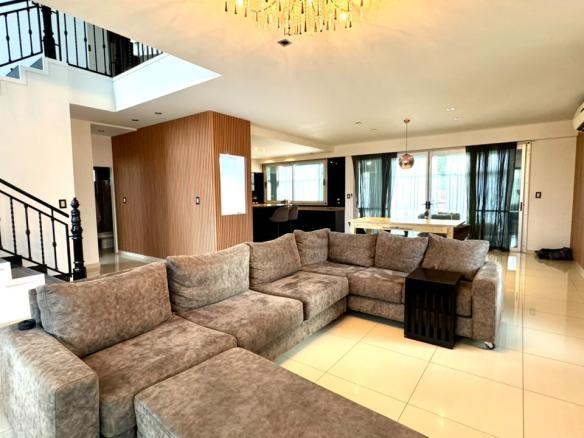 Casa con 4 dormitorios en venta en Los Naranjos I Canning