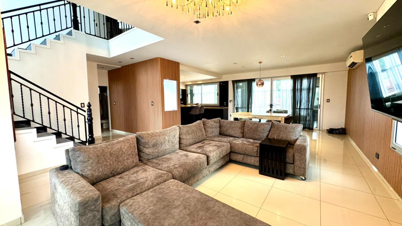 Casa con 4 dormitorios en venta en Los Naranjos I Canning
