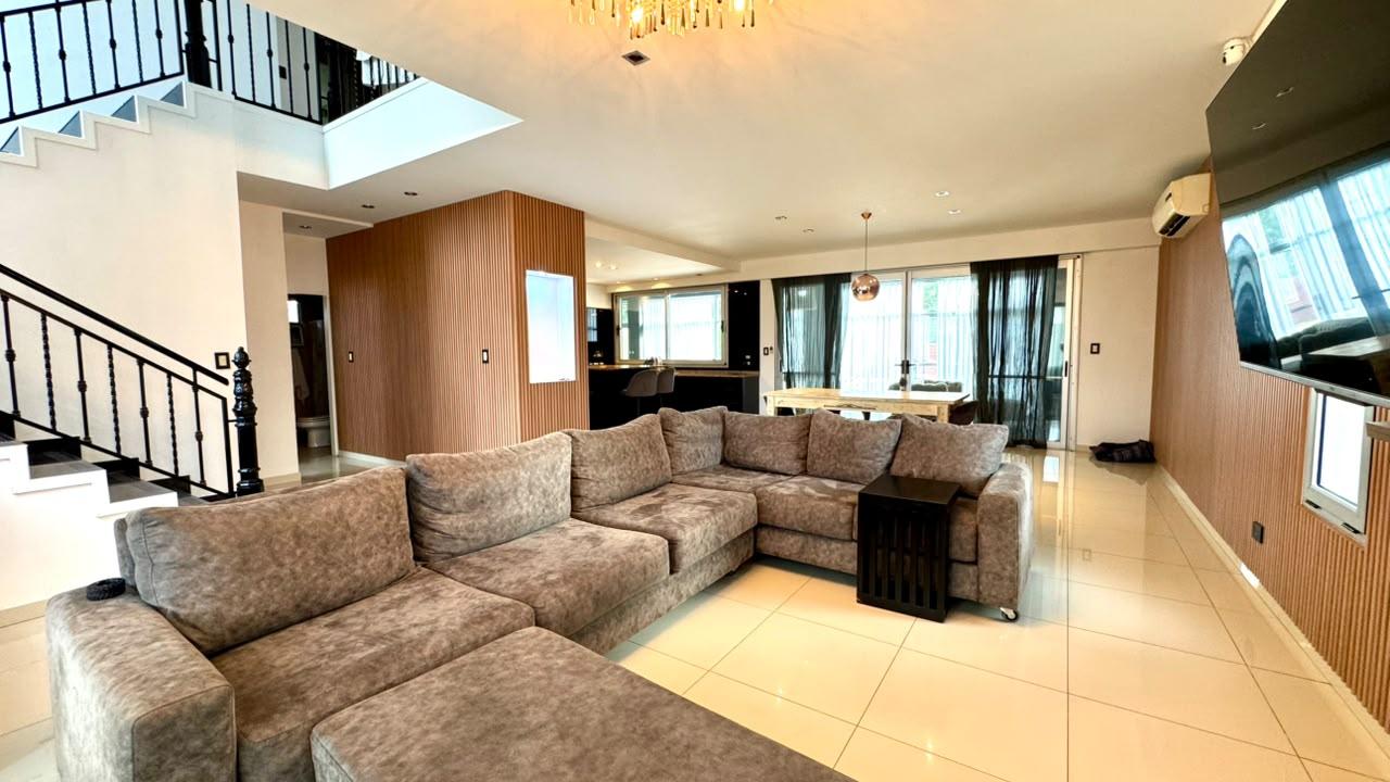 Casa con 4 dormitorios en venta en Los Naranjos I Canning
