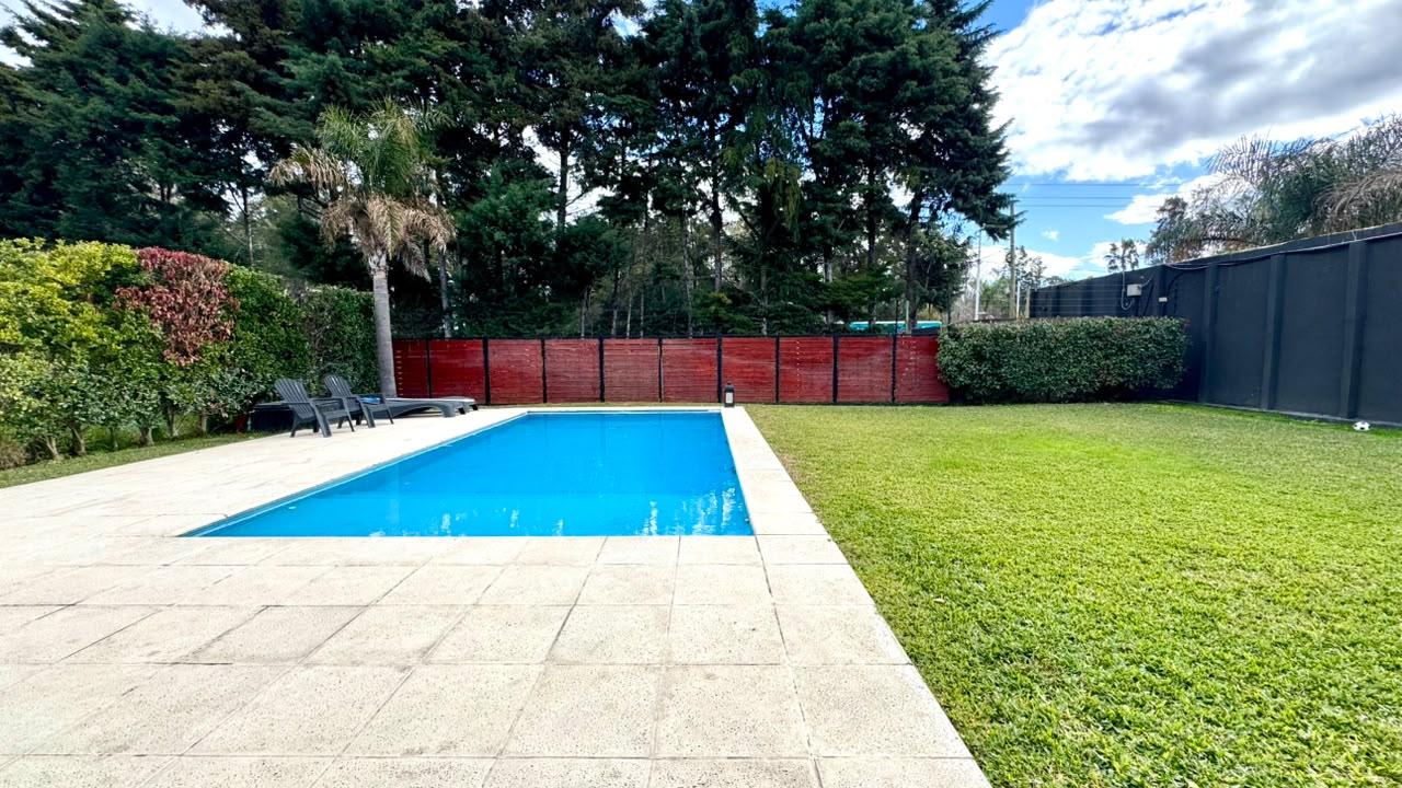 Casa con 4 dormitorios en venta en Los Naranjos I Canning