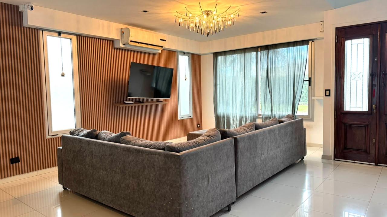 Casa con 4 dormitorios en venta en Los Naranjos I Canning