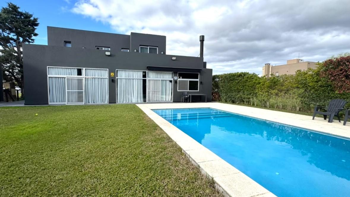 Casa con 4 dormitorios en venta en Los Naranjos I Canning