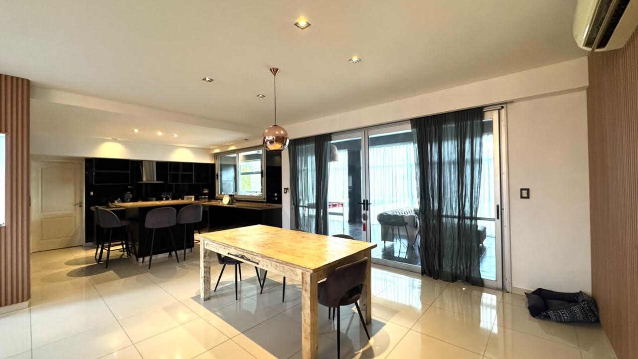 Casa con 4 dormitorios en venta en Los Naranjos I Canning