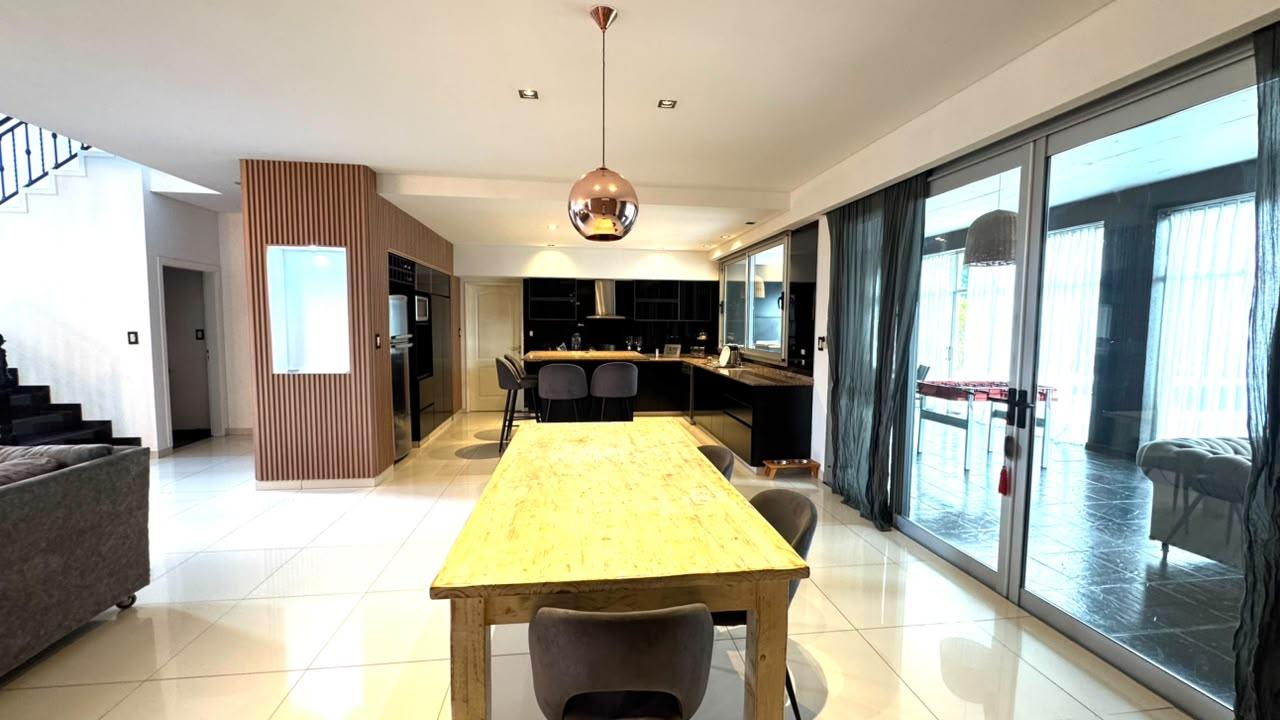 Casa con 4 dormitorios en venta en Los Naranjos I Canning