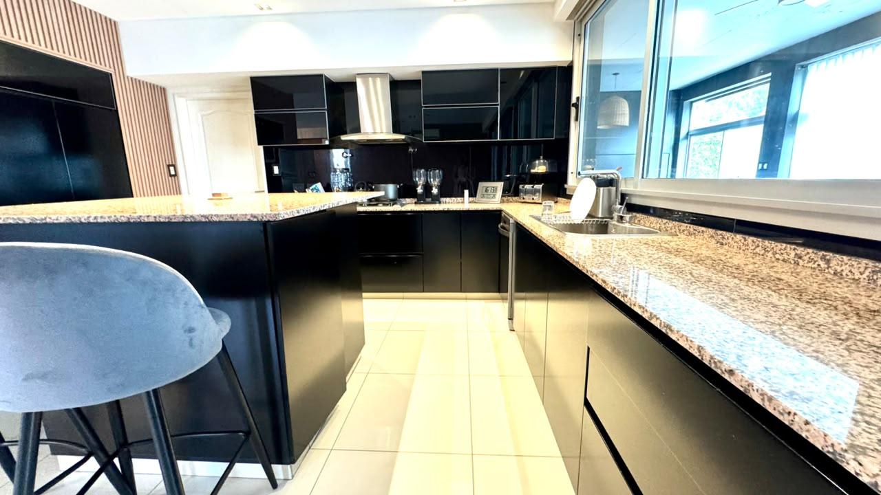 Casa con 4 dormitorios en venta en Los Naranjos I Canning