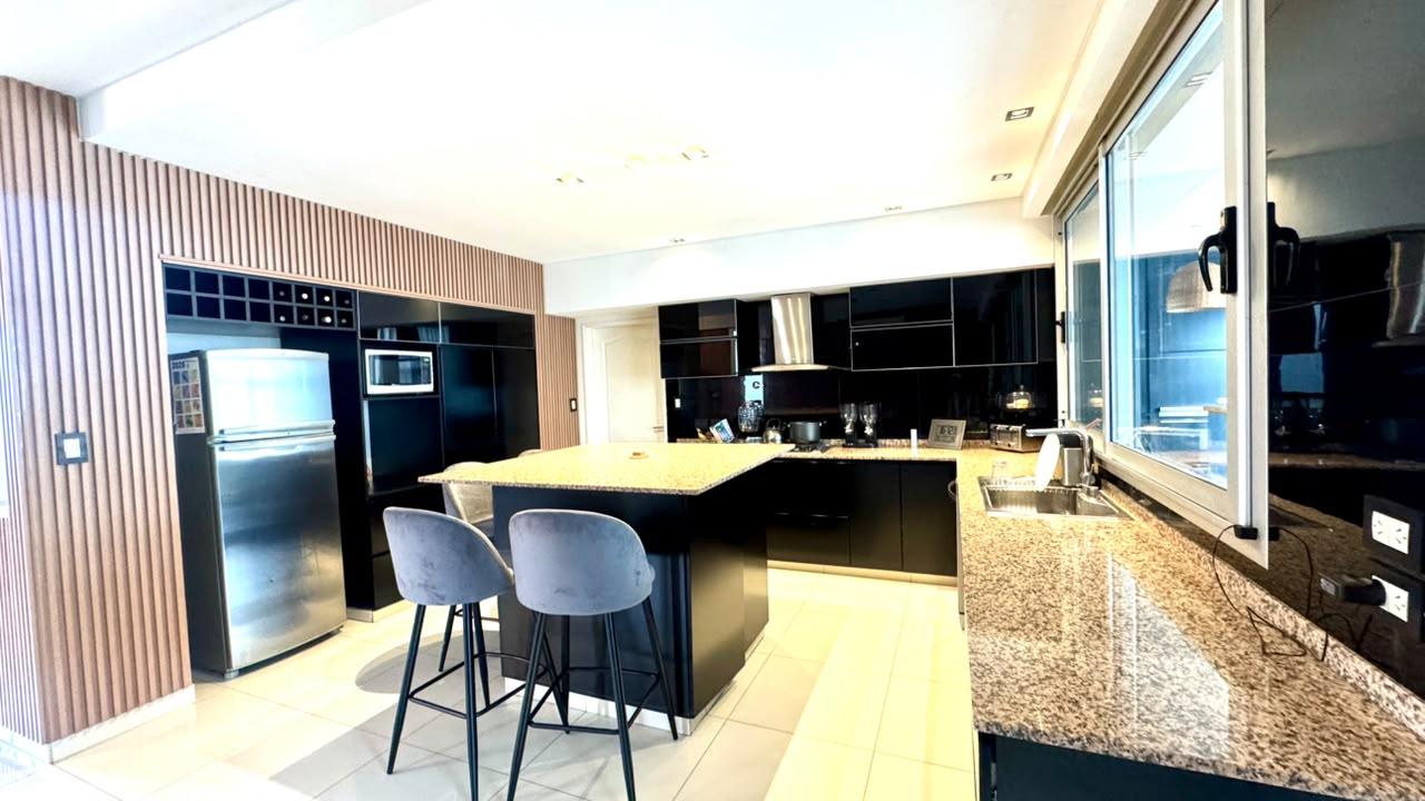 Casa con 4 dormitorios en venta en Los Naranjos I Canning