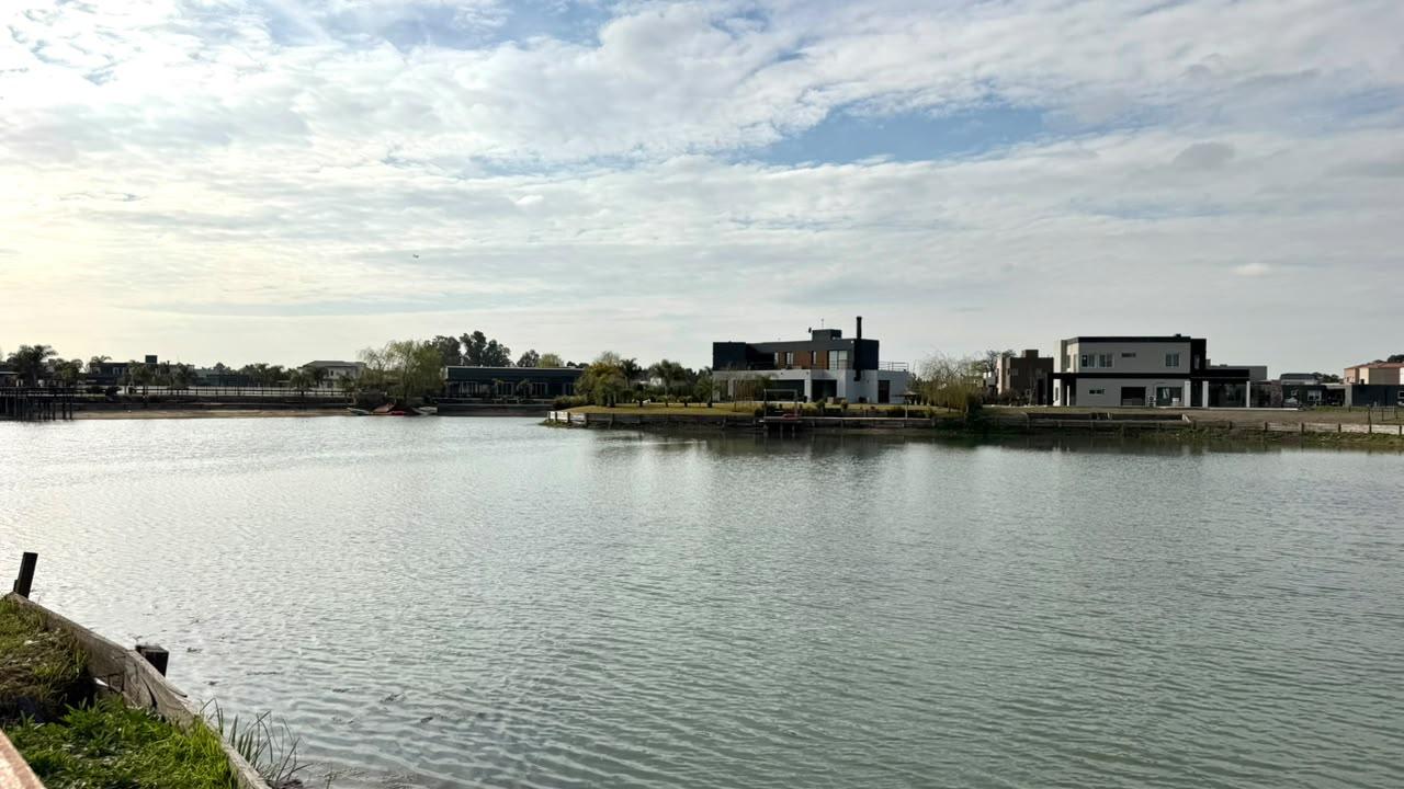 Venta Casa en una planta Lote de 600 m2 en esquina Lagos de Canning