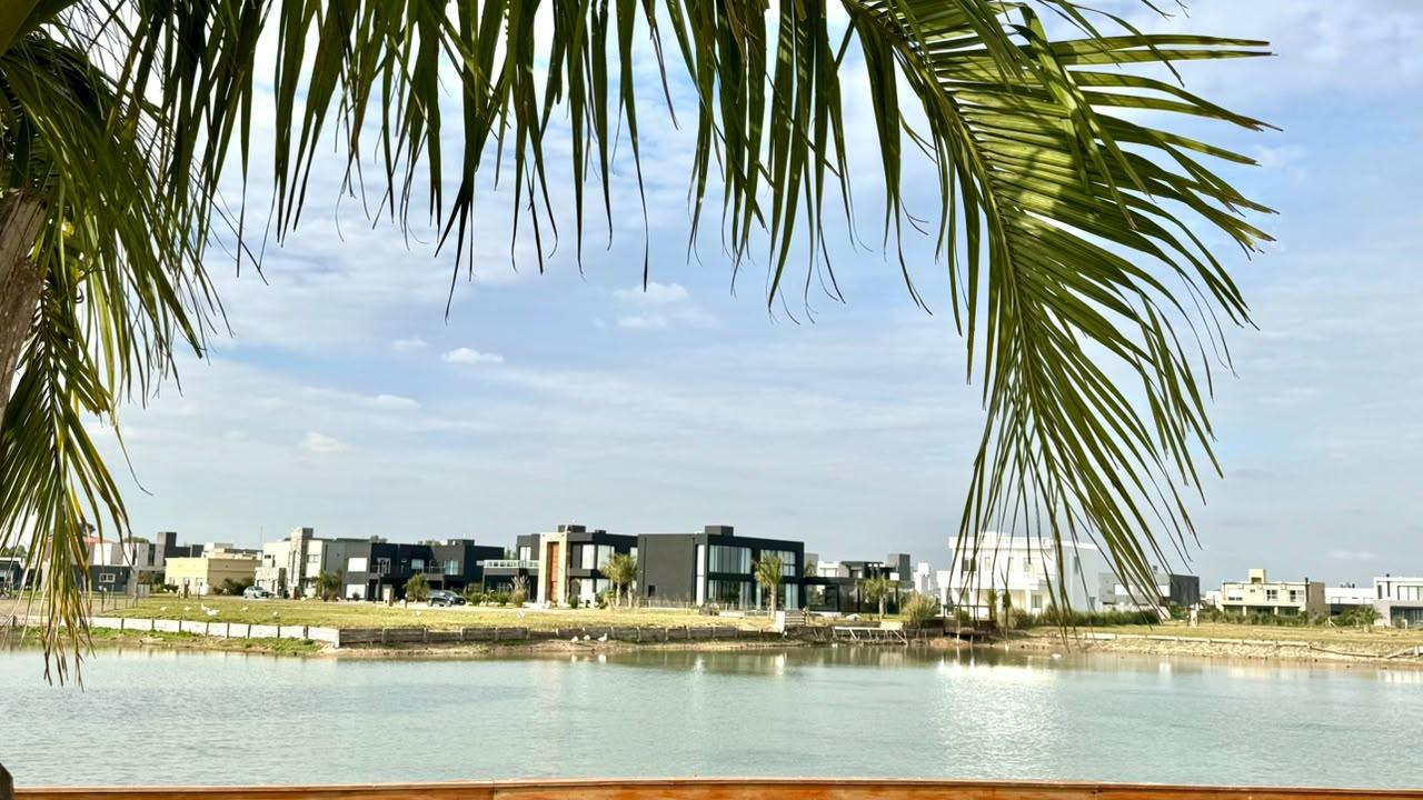 Venta Casa en una planta Lote de 600 m2 en esquina Lagos de Canning