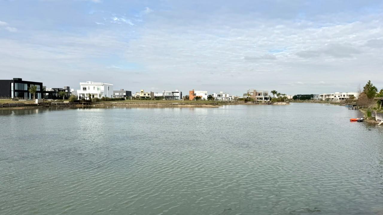 Venta Casa en una planta Lote de 600 m2 en esquina Lagos de Canning