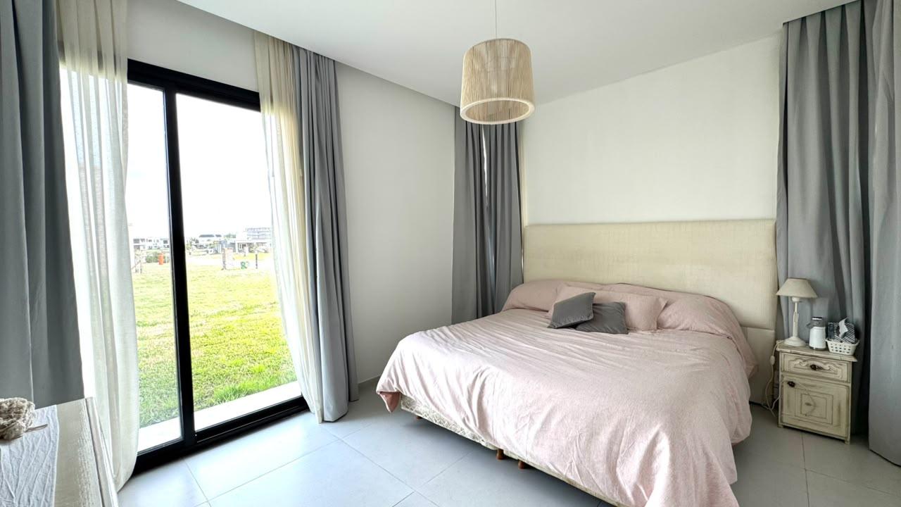 Venta Casa en una planta Lote de 600 m2 en esquina Lagos de Canning