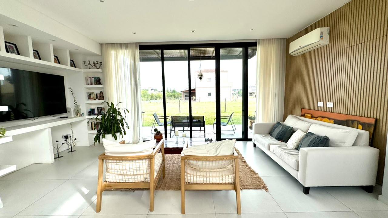 Venta Casa en una planta Lote de 600 m2 en esquina Lagos de Canning