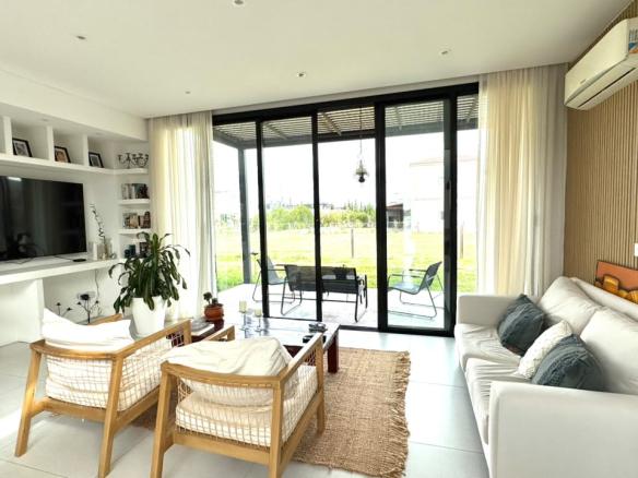 Venta Casa en una planta Lote de 600 m2 en esquina Lagos de Canning