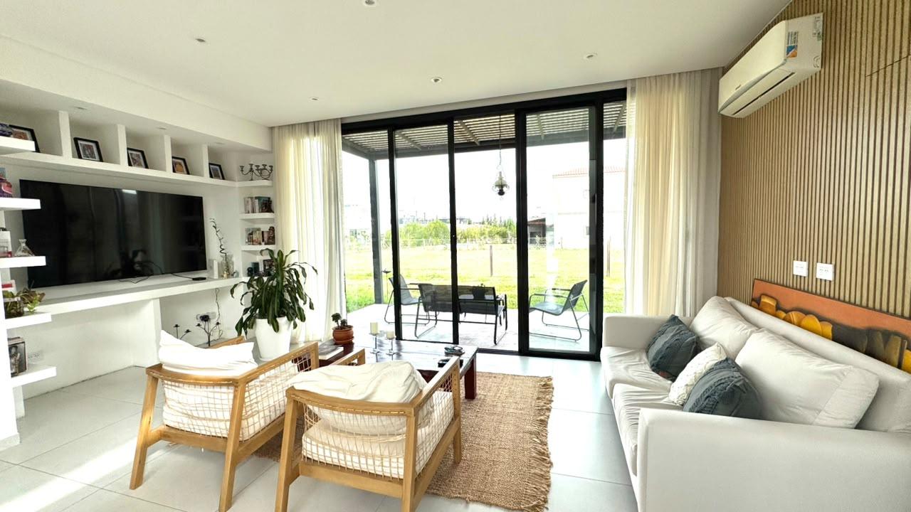 Venta Casa en una planta Lote de 600 m2 en esquina Lagos de Canning