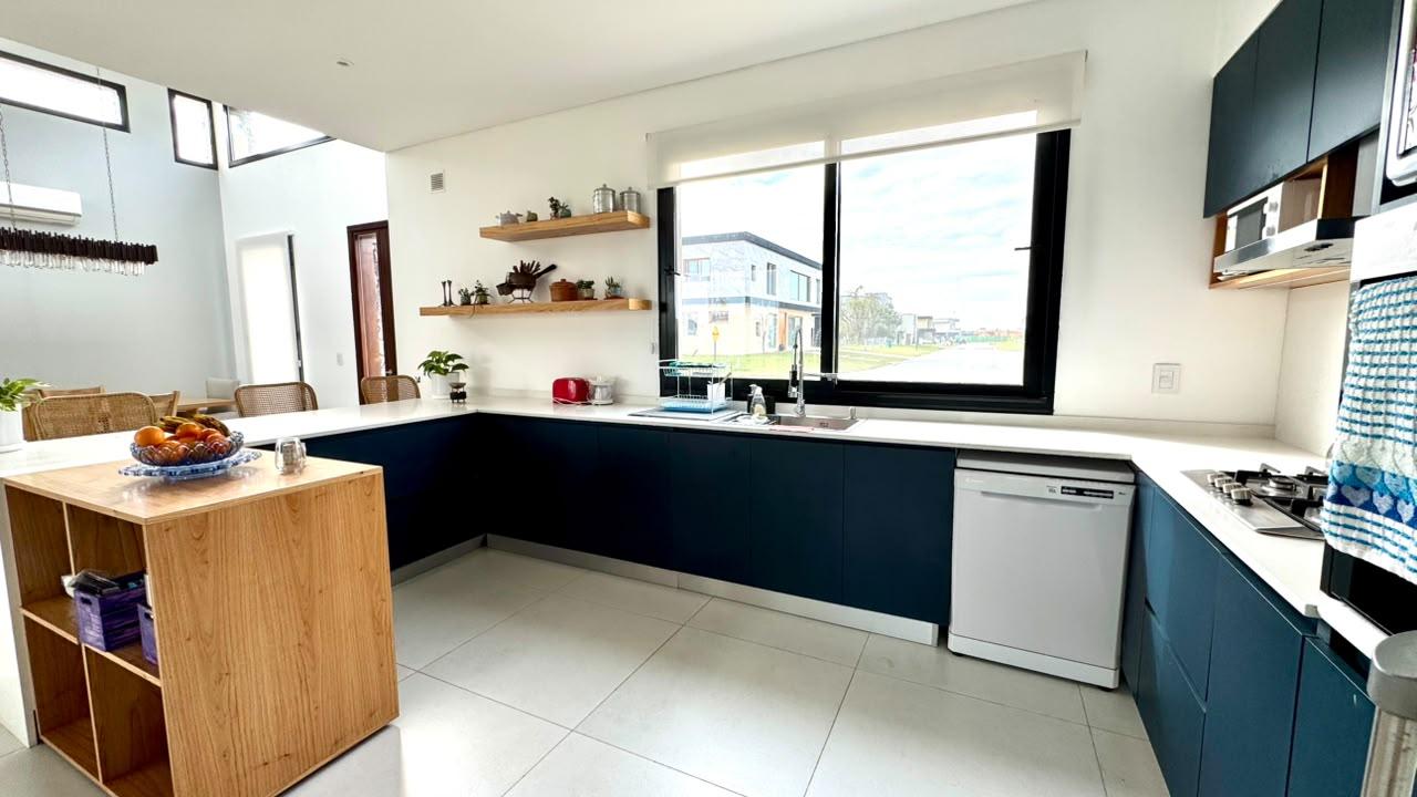 Venta Casa en una planta Lote de 600 m2 en esquina Lagos de Canning