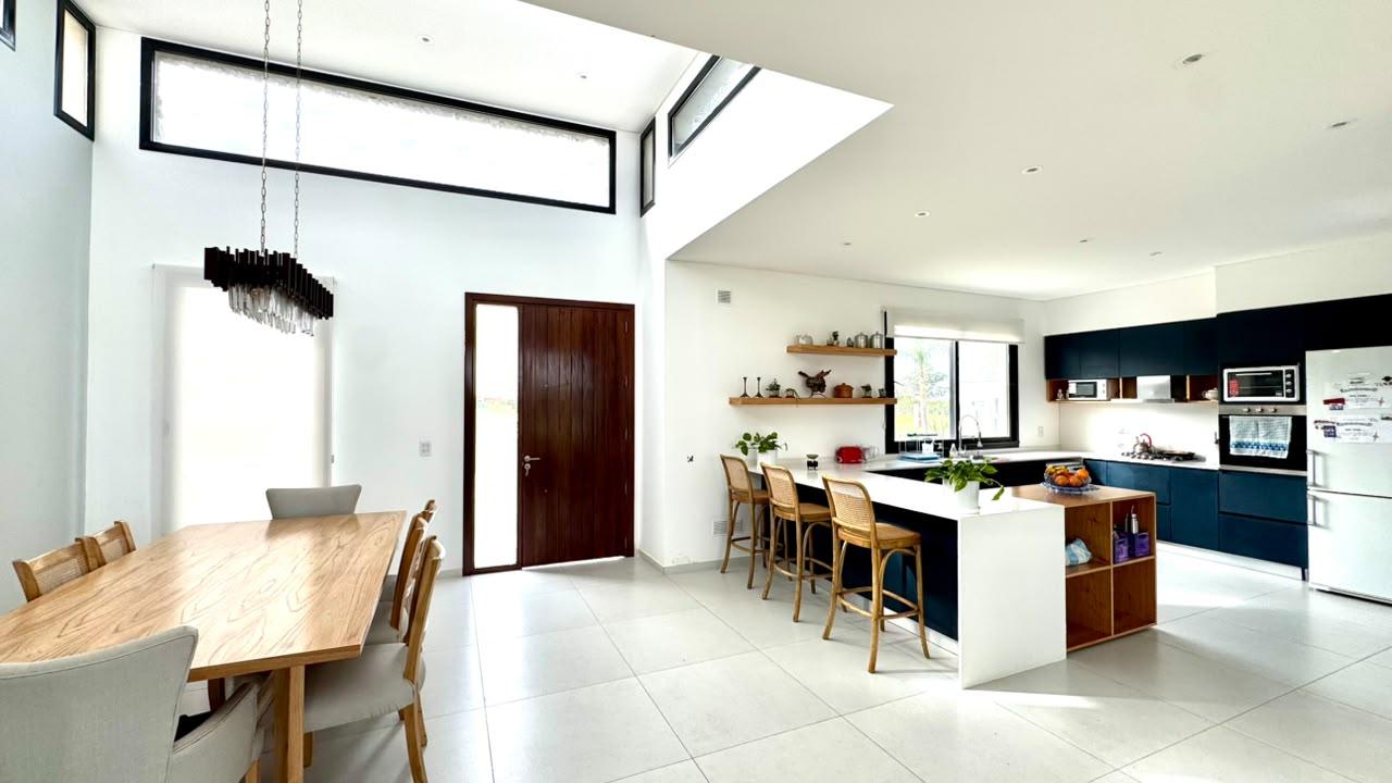 Venta Casa en una planta Lote de 600 m2 en esquina Lagos de Canning