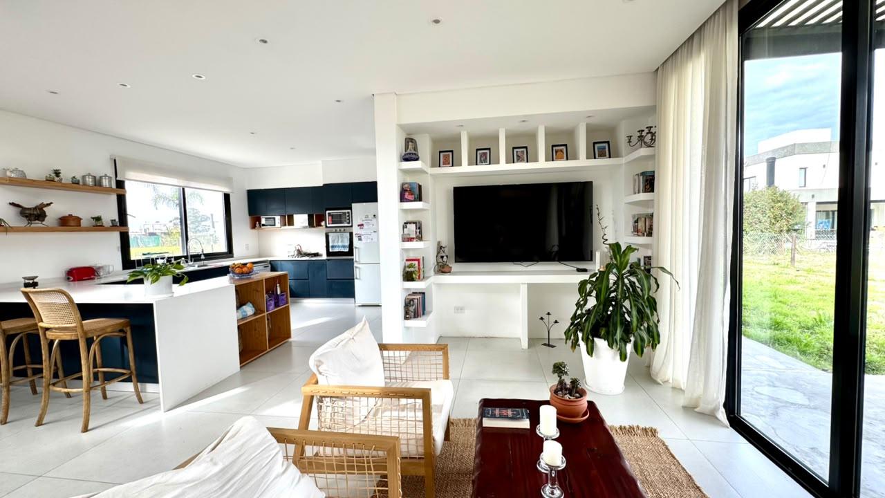Venta Casa en una planta Lote de 600 m2 en esquina Lagos de Canning