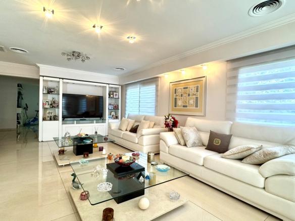 Casa en venta con 4 dormitorios piscina riego y cochera para dos autos Saint Thomas Este