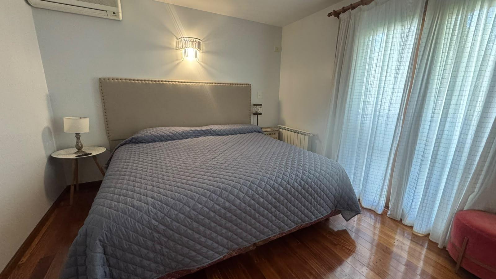 Casa en venta con 4 dormitorios piscina riego y cochera para dos autos Saint Thomas Este