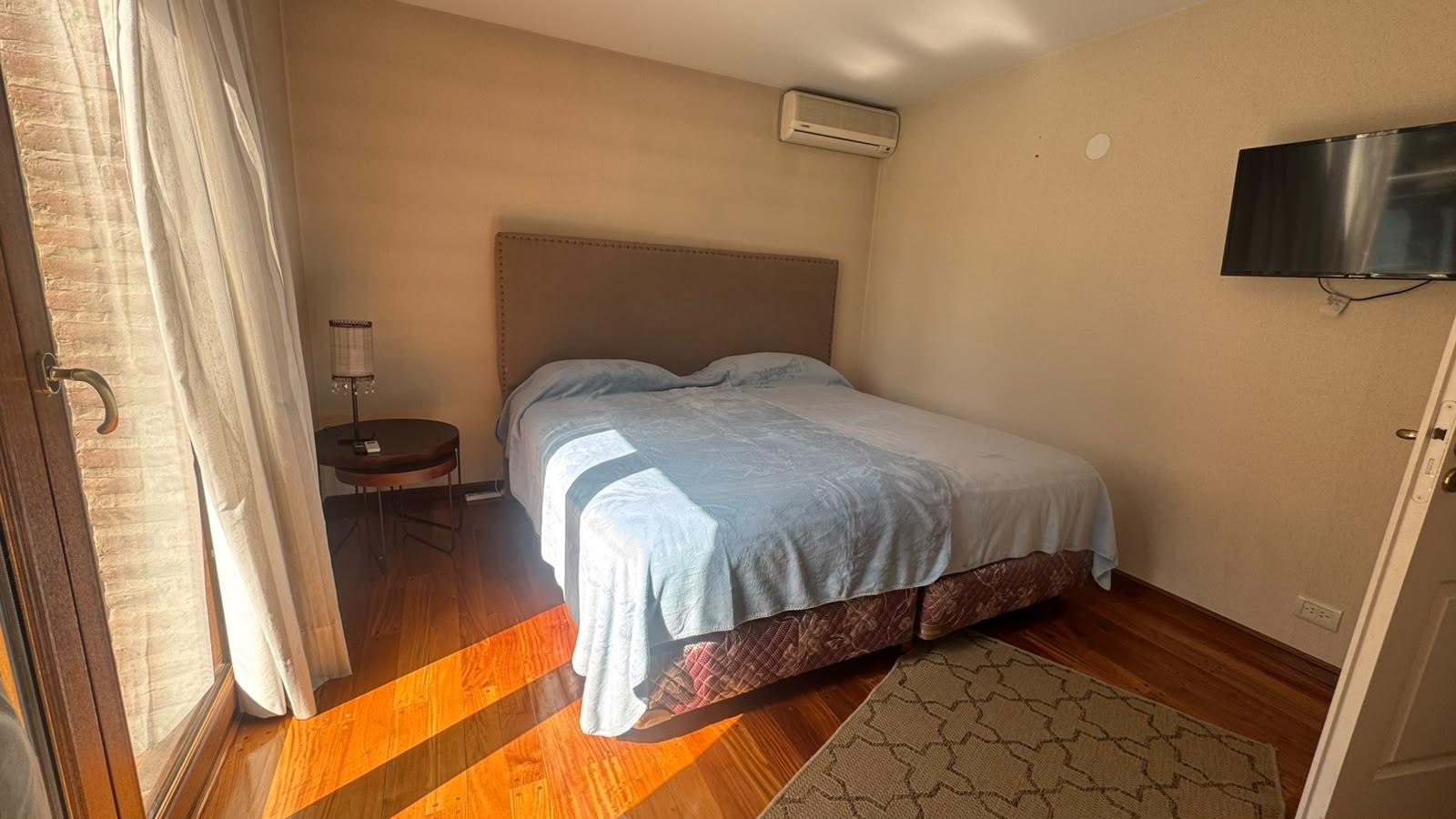 Casa en venta con 4 dormitorios piscina riego y cochera para dos autos Saint Thomas Este