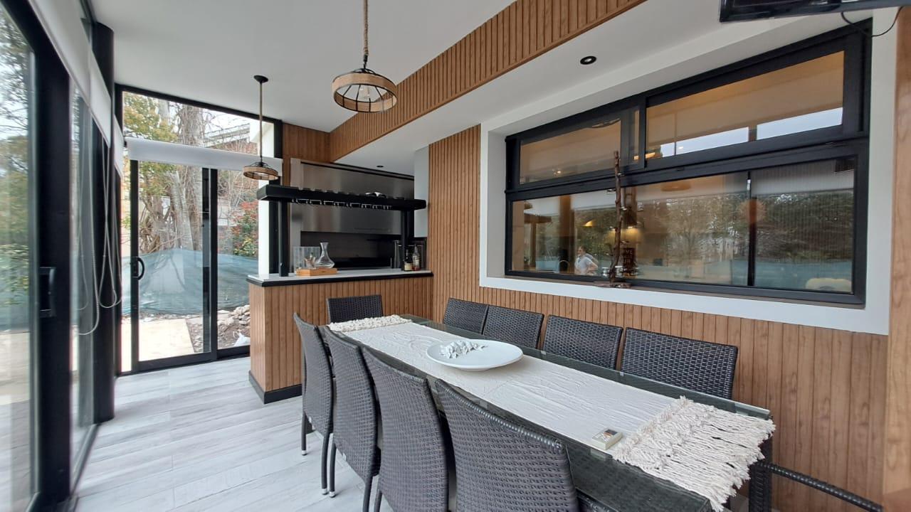 WhatsApp Image 2026-09-12 at 12.20.35 (1) Casa remodelada y restructurada en venta, en Saint Thomas Sur, Canning