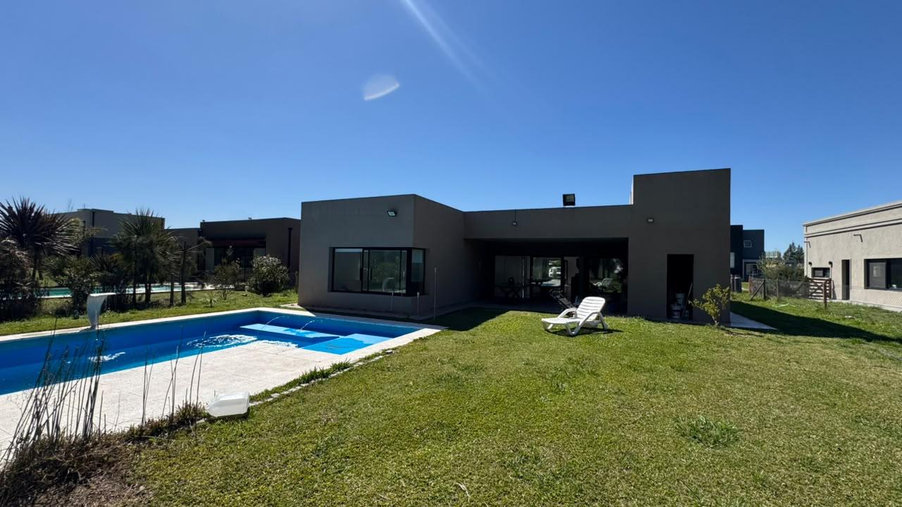 Casa con 4 dormitorios a la venta en Lagos de San Eliseo Guernica Acceso por Ruta 58