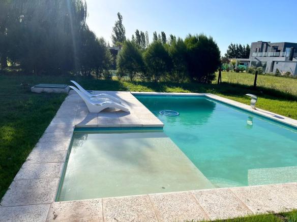 Casa con 3 dormitorios quincho y piscina a la venta en Lagos de San Eliseo Guernica Acceso por Ruta 58