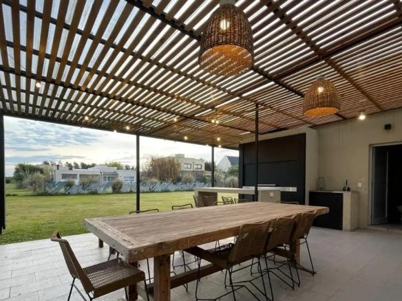 Casa con 4 dormitorios en alquiler en Don Joaquín Canning
