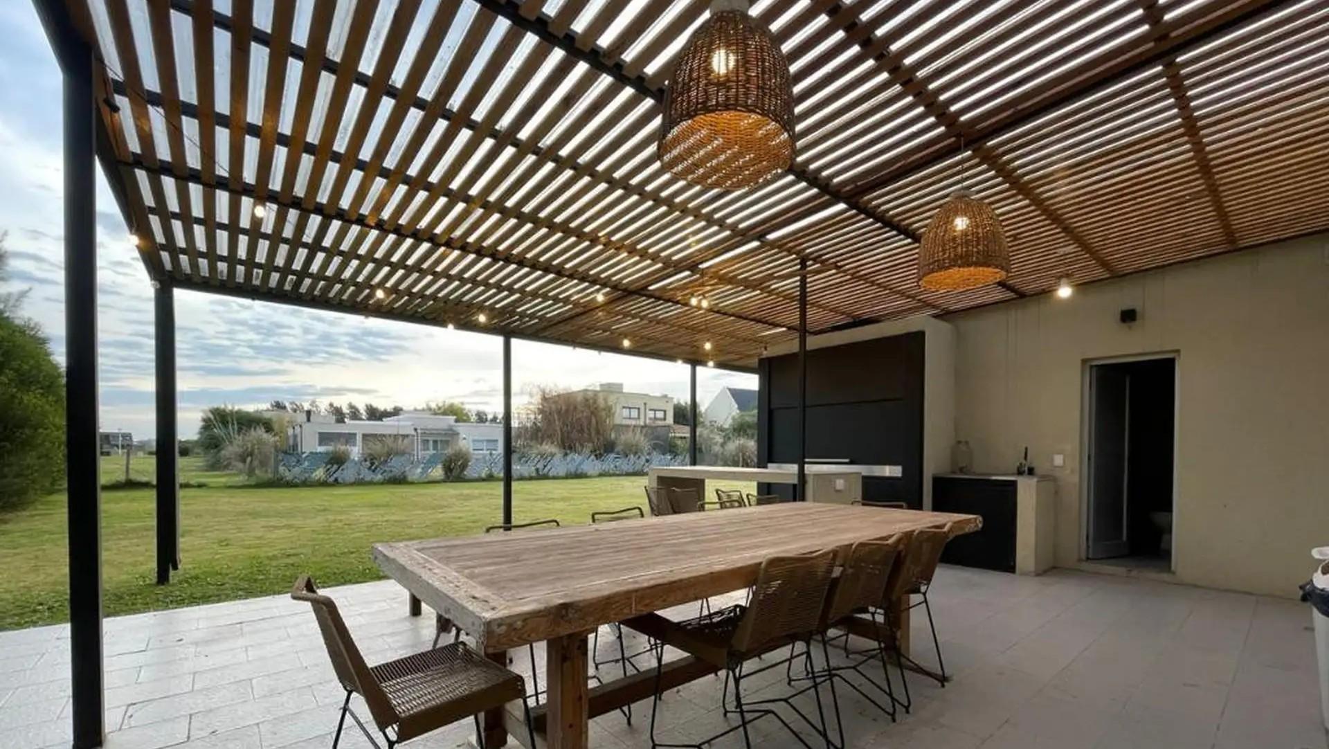 Casa con 4 dormitorios en alquiler en Don Joaquín Canning