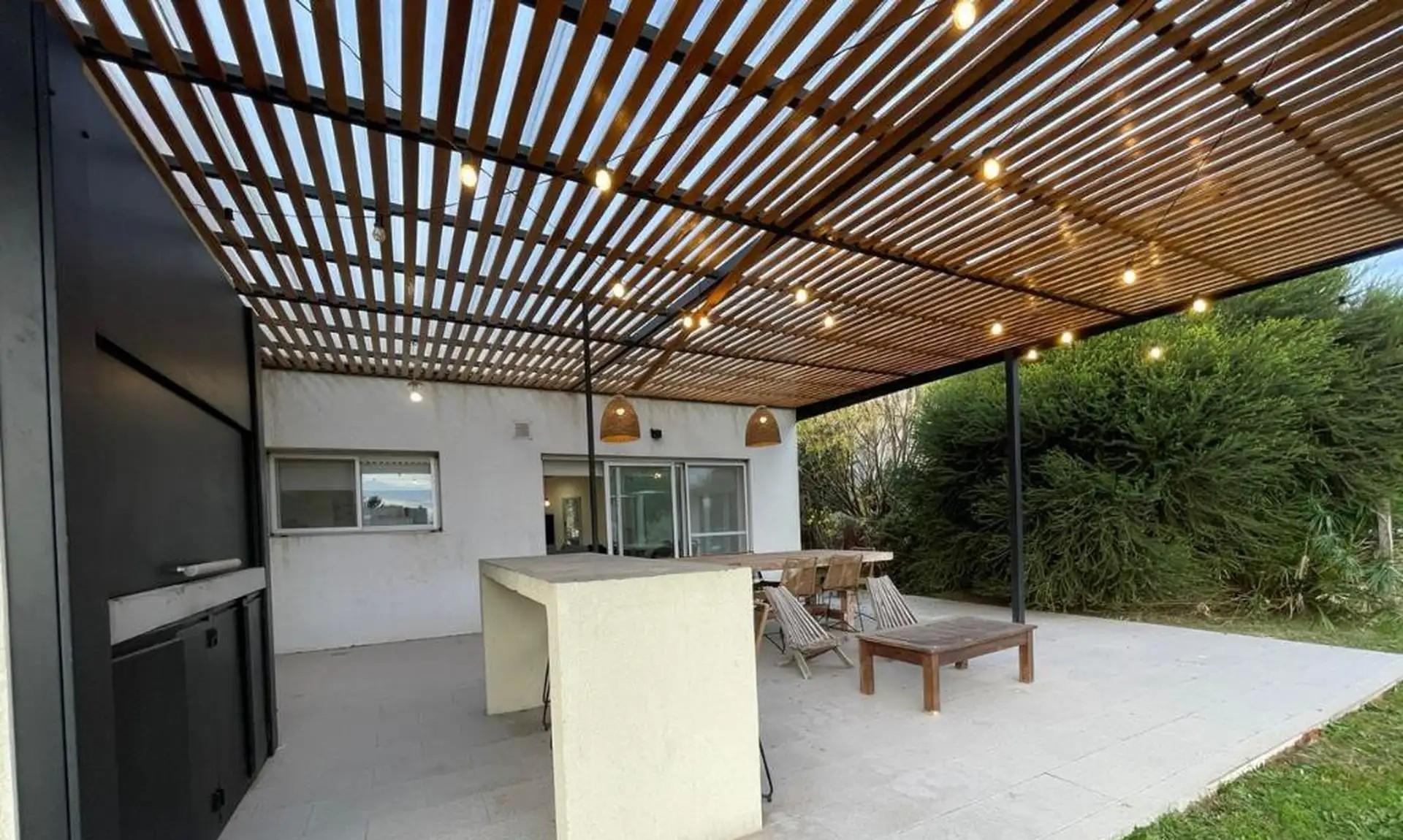 Casa con 4 dormitorios en alquiler en Don Joaquín Canning