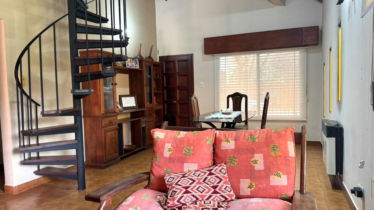 Casa en venta sobre terreno de 434 m2 en El Jaguel a 10 metros de Av. Castex Canning