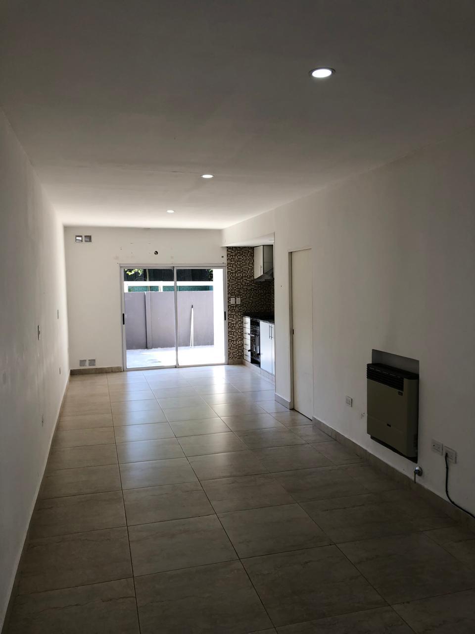 Duplex sin muebles en alquiler con 3 dormitorios y patio en Ezeiza