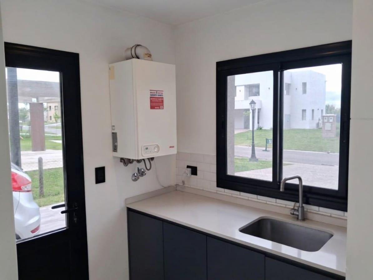 Casa en venta 4 ambientes en barrio cerrado santa Inés (perimetral a Juana de arco), Canning