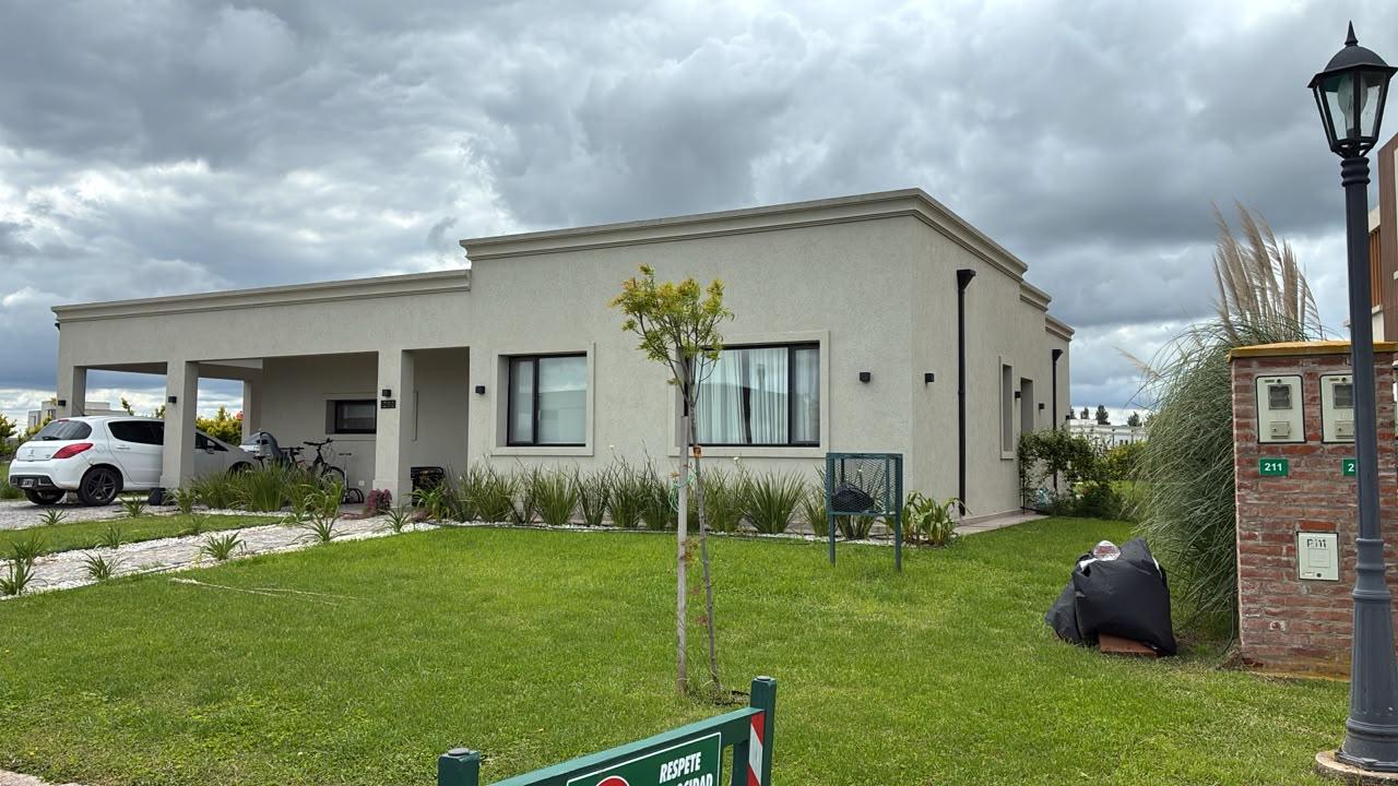 Casa en venta sobre lote en esquina en Santa Ines Canning