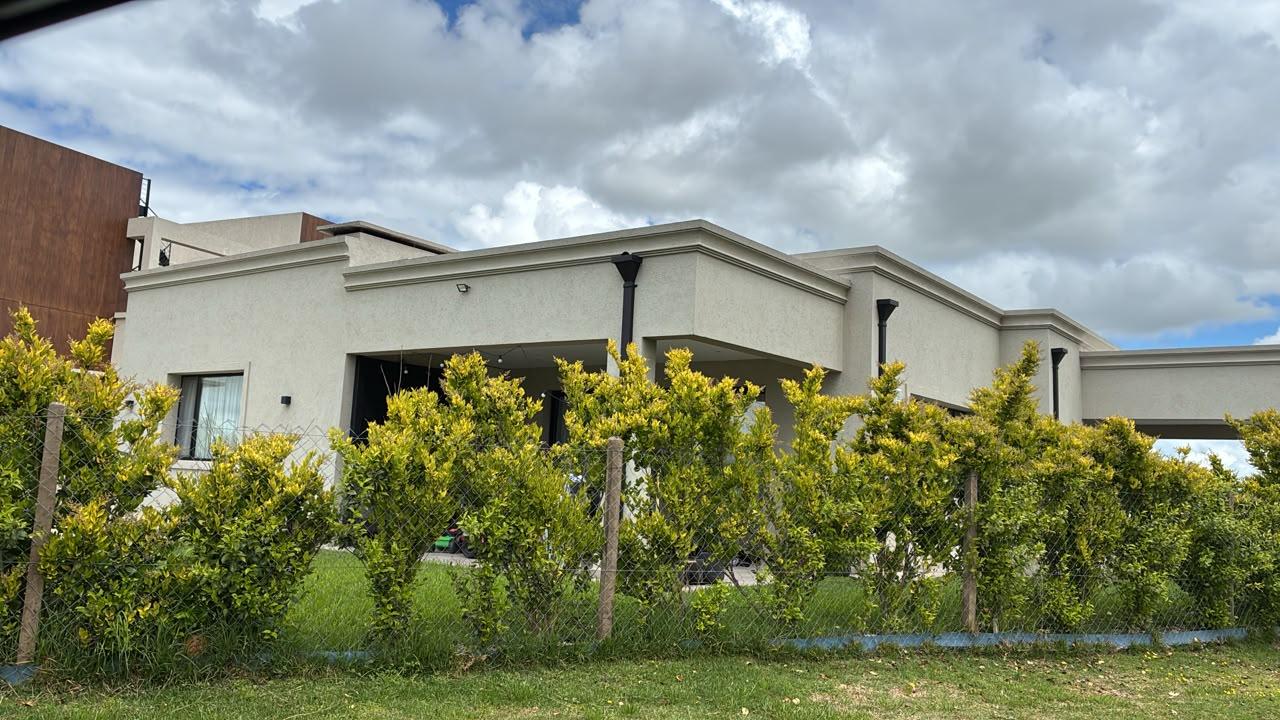 Casa en venta sobre lote en esquina en Santa Ines Canning