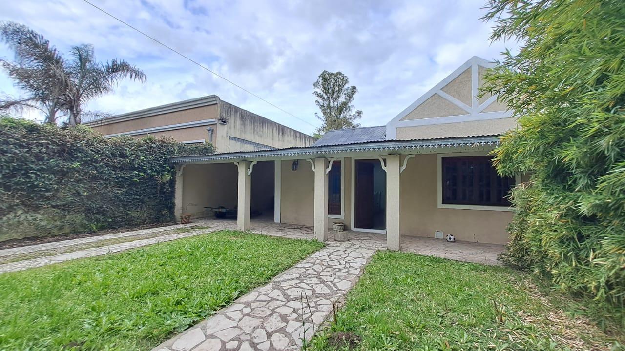 Casa amoblada en alquiler con 3 dormitorios y patio en Ezeiza