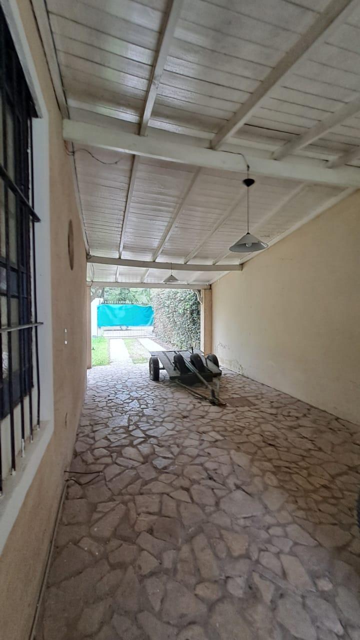 Casa amoblada en alquiler con 3 dormitorios y patio en Ezeiza