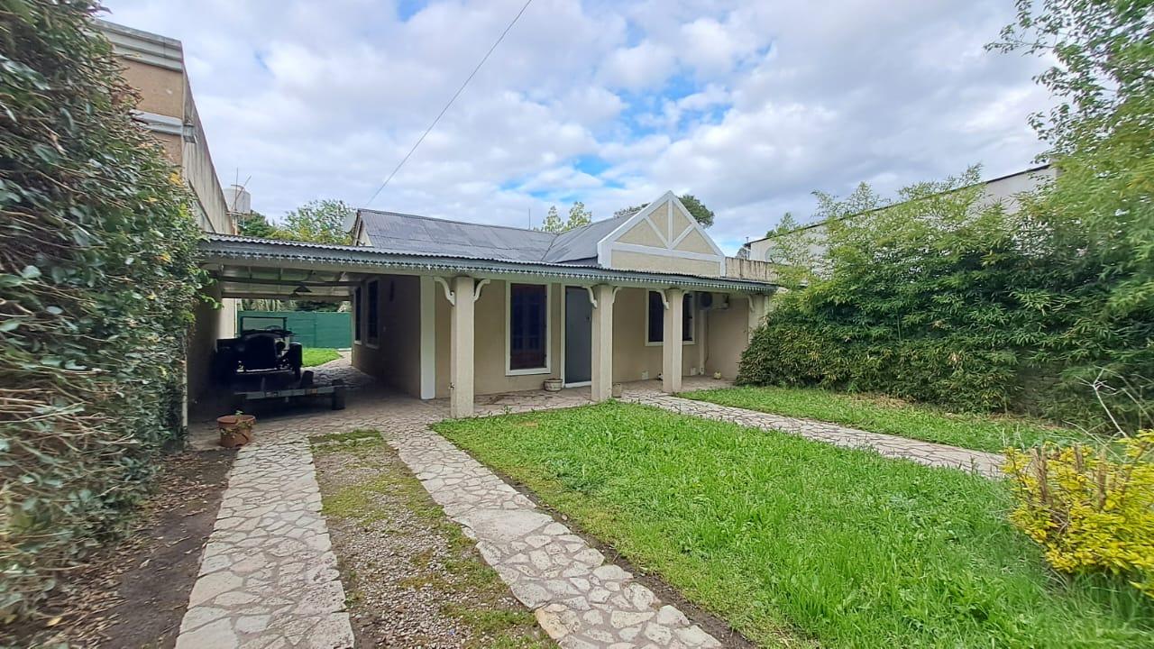 Casa amoblada en alquiler con 3 dormitorios y patio en Ezeiza