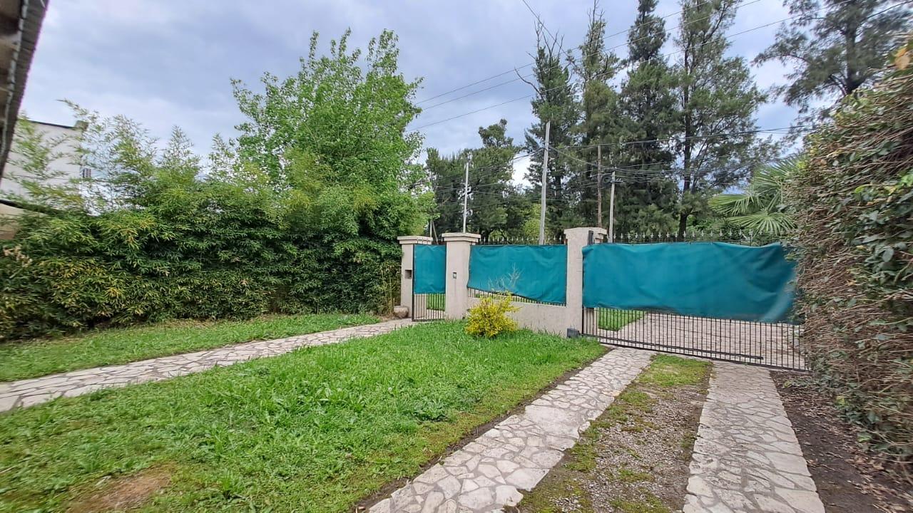 Casa amoblada en alquiler con 3 dormitorios y patio en Ezeiza