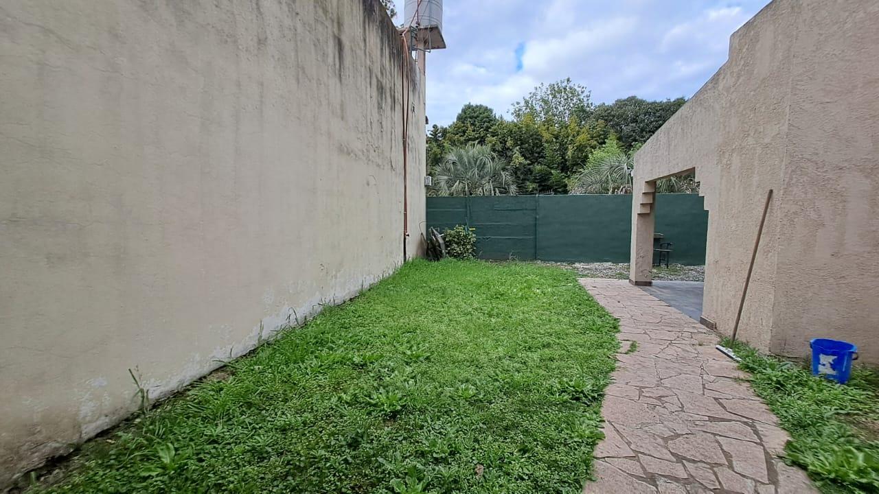 Casa amoblada en alquiler con 3 dormitorios y patio en Ezeiza