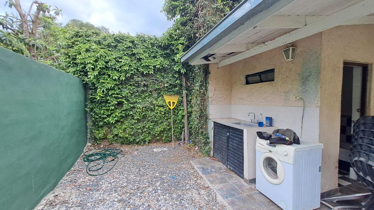 Casa amoblada en alquiler con 3 dormitorios y patio en Ezeiza